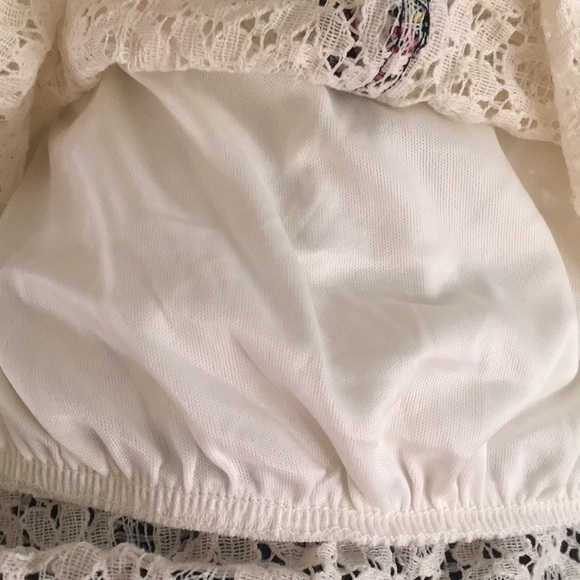 NWOT white lace crop top with floral trim 😍 - Picture 8 of 8